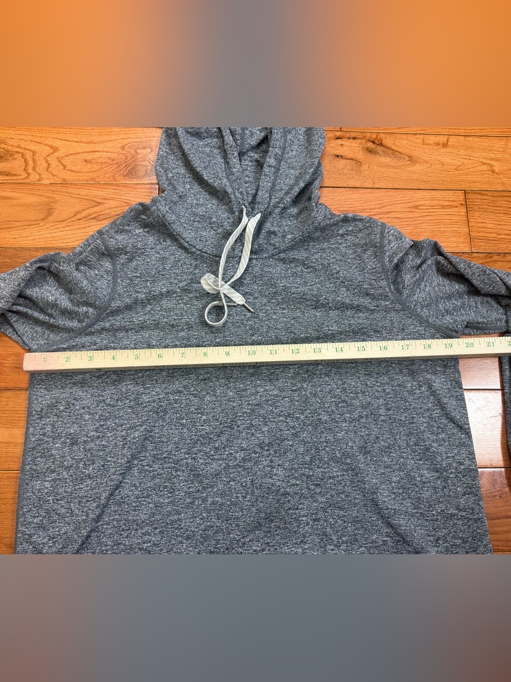 Vuori Women’s Halo Essential Lightweight Hoodie - Picture 4 of 5